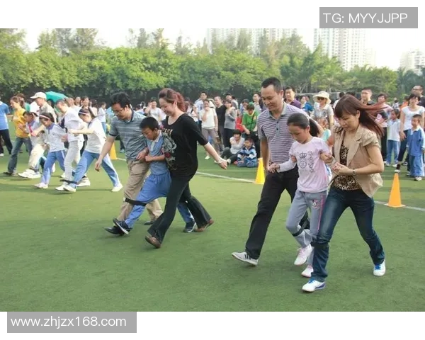 周末陪孩子踢足球放松心情，亲子时光尽享快乐与成长